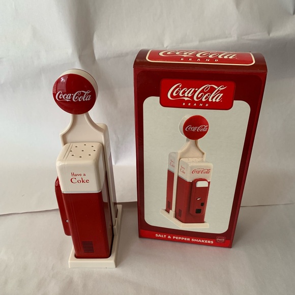 Vintage Coca Cola vending machine salt and pepper shakers with base - Picture 4 of 4